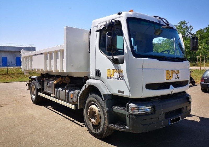 Chantier avec échafaudage bleu et bannières